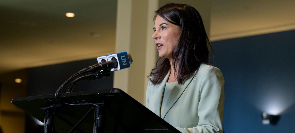 انالینا بربروک: افغان نجونو ته باید د هغوی راتلونکی بېرته را وګرځوو