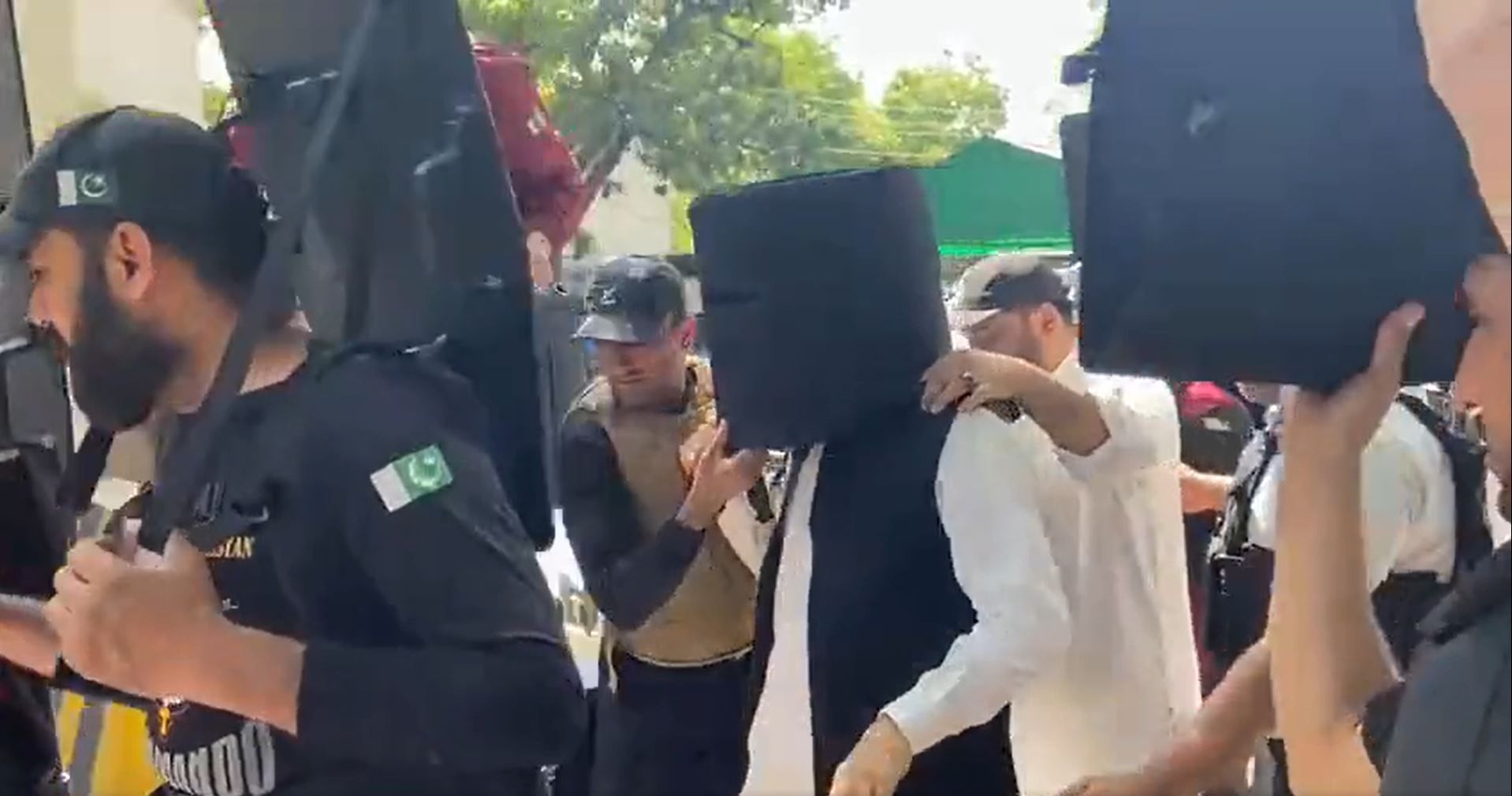 نخست‌وزیر پیشین پاکستان با کلاه‌خود سیاه بزرگی وارد دادگاه ضدتروریسم لاهور شد