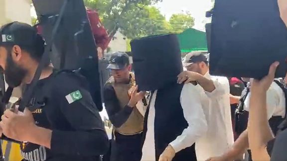 نخستوزیر پیشین پاکستان با کلاهخود سیاه بزرگی وارد دادگاه ضدتروریسم لاهور شد