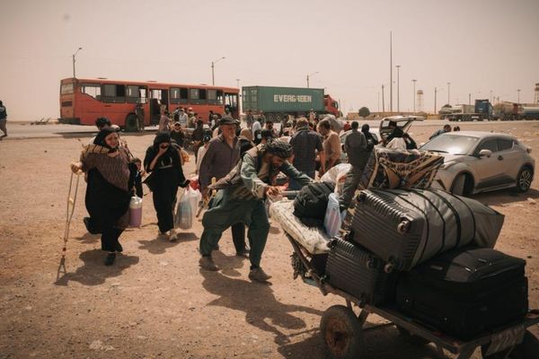 په ۲۰۲۵کال کې؛ تر ۱۳۰۰ ډېر افغانان د افغانستان او ایران پر خطرناکو ځمکنیو لارو مړه شوي