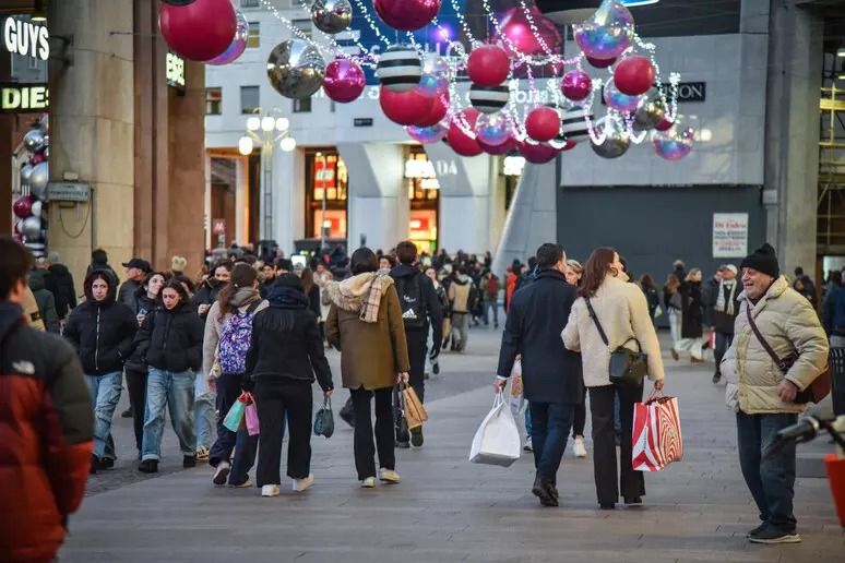 نتایج یک نظرسنجی: ایتالیایی‌ها برای تجلیل از کریسمس ۳.۲ میلیارد یورو هزینه می‌کنند