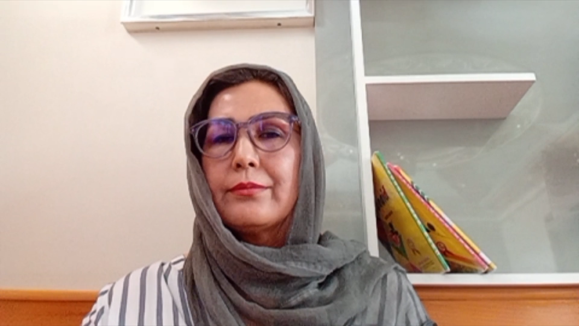 سادات: مبارزه زنان افغانستان از چهار دیواری خانه‌ها ادامه دارد