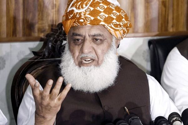 مولانا فضل الرحمان: سیاسیون د استخباراتي پلاوي پرتله ښه مذاکرات نهشي کولی