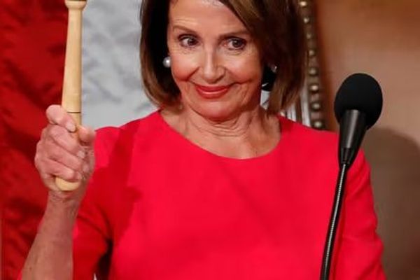 د امریکا د استازو جرګې لومړنۍ ښځینه مشرې نانسي پلوسي له سیاست سره مخه ښه وکړه