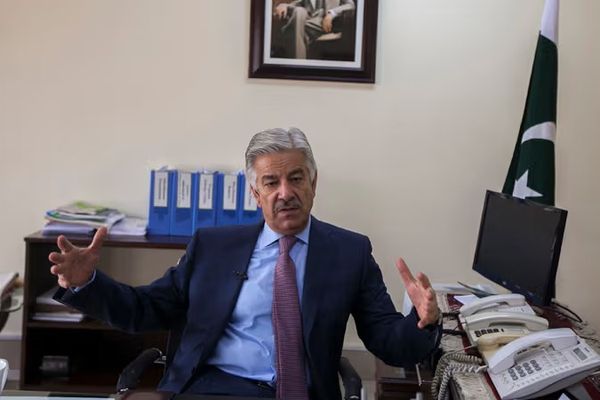 وزیر دفاع پاکستان: هیئت طالبان در استانبول بیصلاحیت و تحت تاثیر هند است