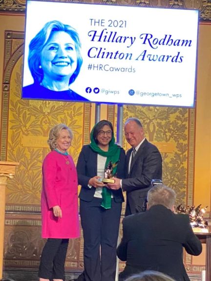 پلوشه حسن، فعال حقوق بشر افغان جایزه ۲۰۲۱ هیلاری کلینتن را دریافت کرد