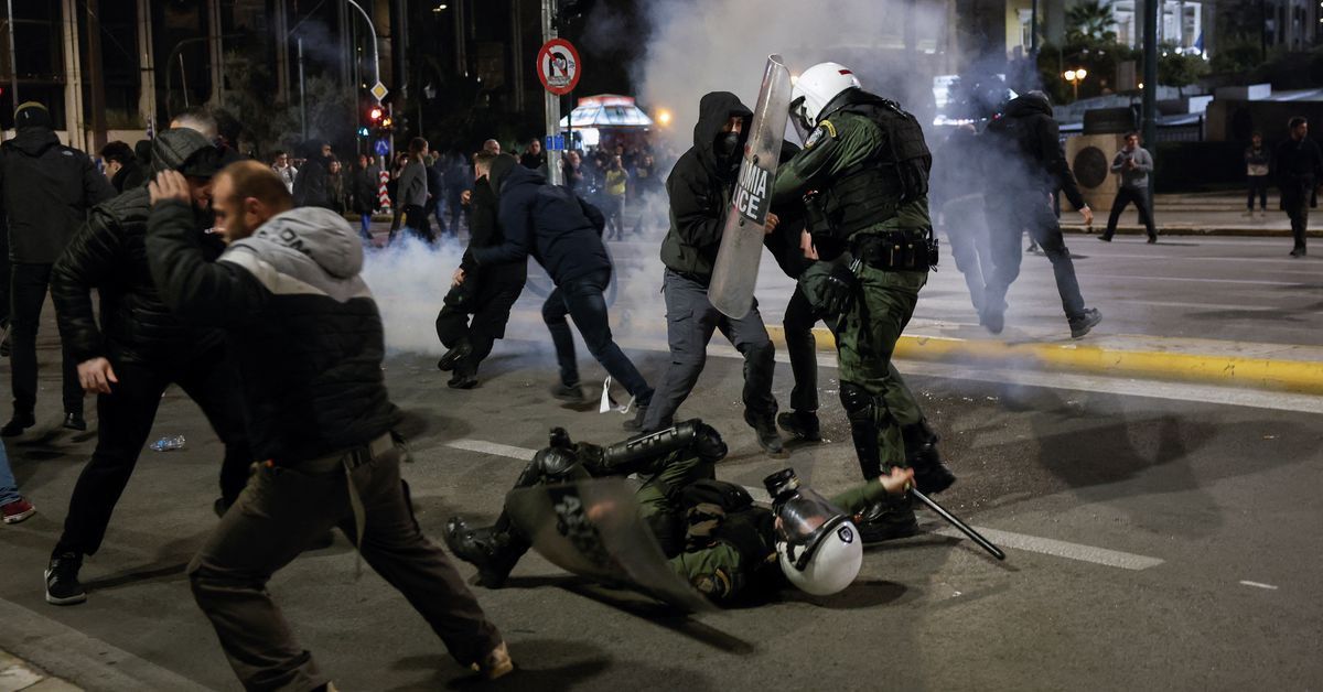 معترضان در اعتراض به بی‌کفایتی حکومت با پولیس در پیش پارلمان یونان درگیر شدند