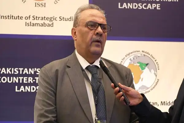 اصف درانی: له پاکستان سره د افغان طالبانو دښمني «خپله پښه په تبر وهل» دي