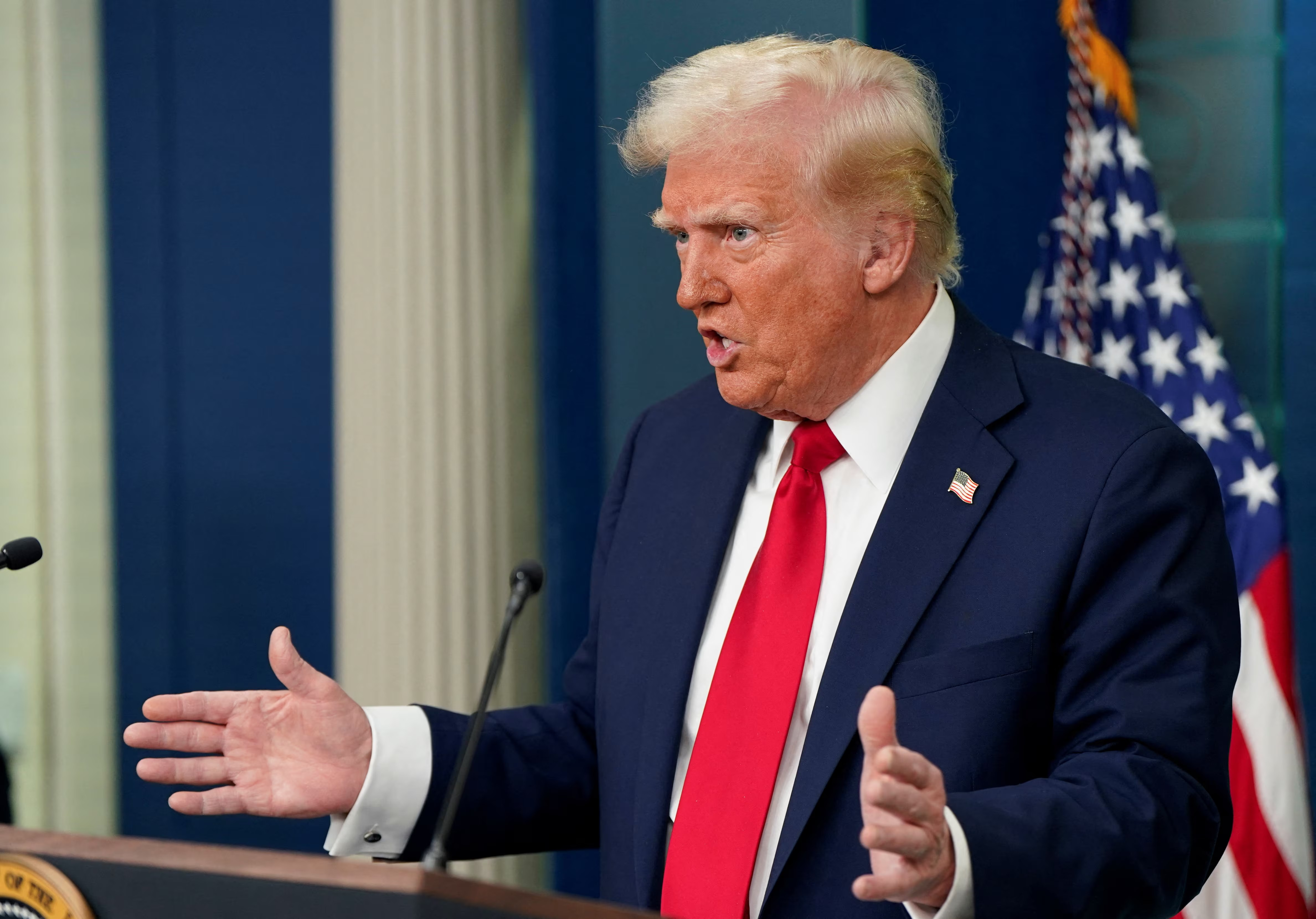 ټرمپ د افغانستان اړوند د افغانې خبریالې پوښتنه له پامه وغورځوله 