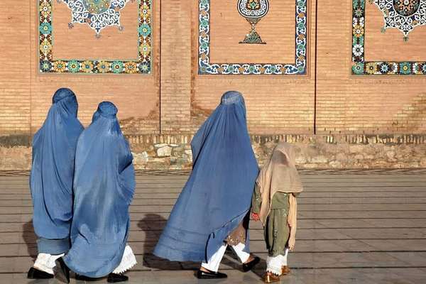 سروې: د طالبانو محدودیتونو د ښځینه مرستندویه کارکوونکو لګښتونه زیات کړي