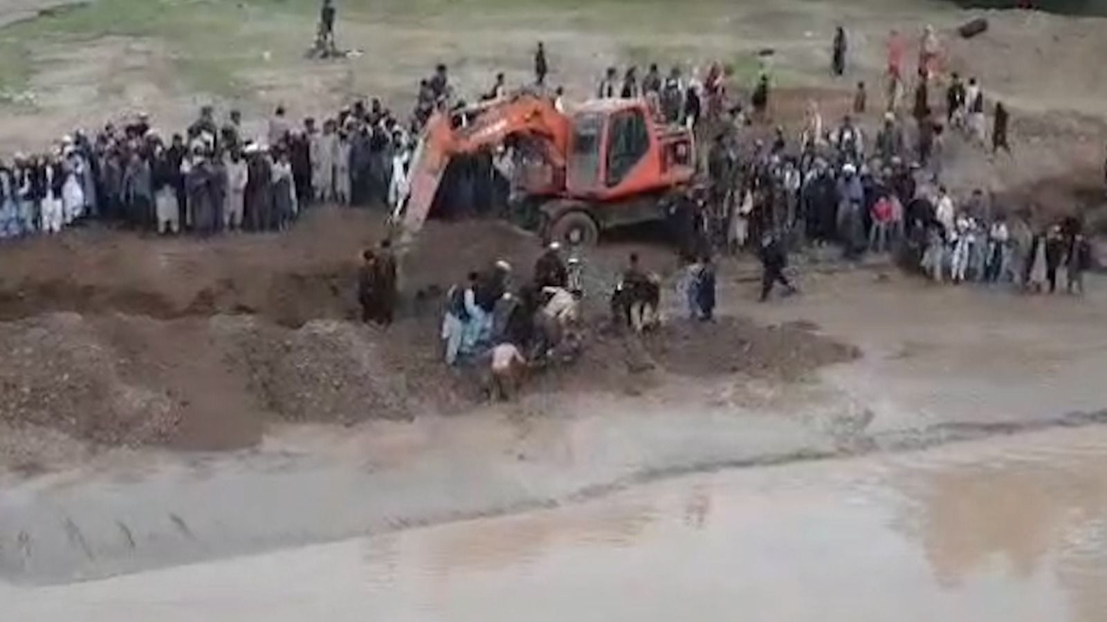 باشندگان فاریاب: جسد یک جوان را از سیلاب بیرون آوردیم، یک کودک هنوز گم است