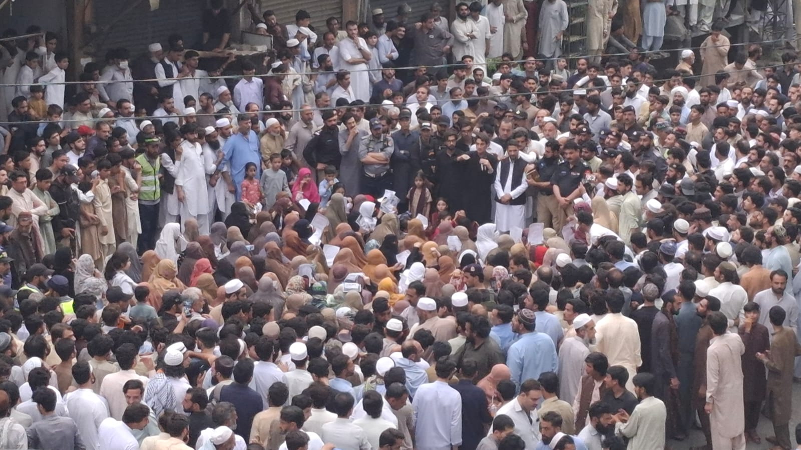 سوات کې ښځو د ۹ کلنې نجلۍ د تېري او وژنې په غبرګون لاریون وکړ