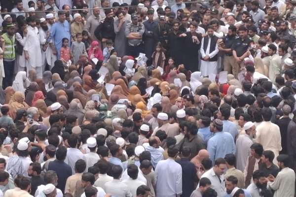 سوات کې ښځو د ۹ کلنې نجلۍ د تېري او وژنې په غبرګون لاریون وکړ