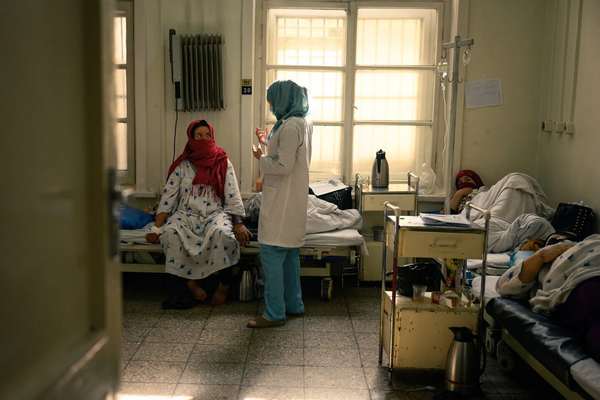 زیر فشار حجاب و محرم؛ پزشکان زن میگویند دخالت امر به معروف درمان را دشوارتر کرده است