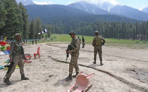 د اړیکو ترینګلتیا؛ هندي او پاکستاني پوځيانو په کشمیر کې بیا یو پر بل ډزې کړې دي