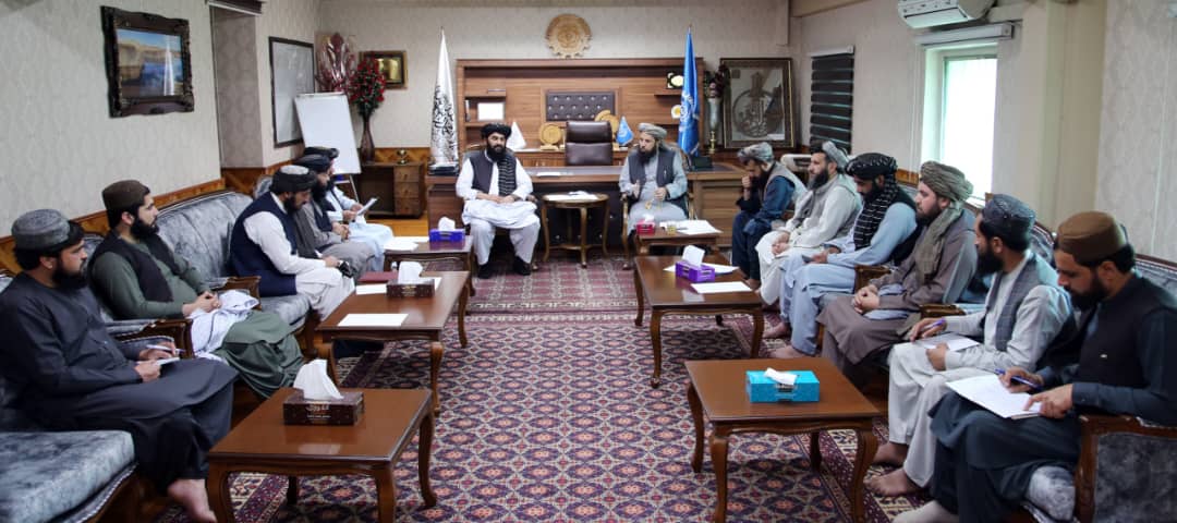 طالبانو د هغو بهرنیانو د څارلو خبرداری ورکړی چې په سیاحتي وېزو په افغانستان کې کار کوي