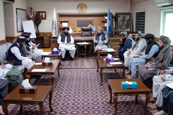 طالبانو د هغو بهرنیانو د څارلو خبرداری ورکړی چې په سیاحتي وېزو په افغانستان کې کار کوي