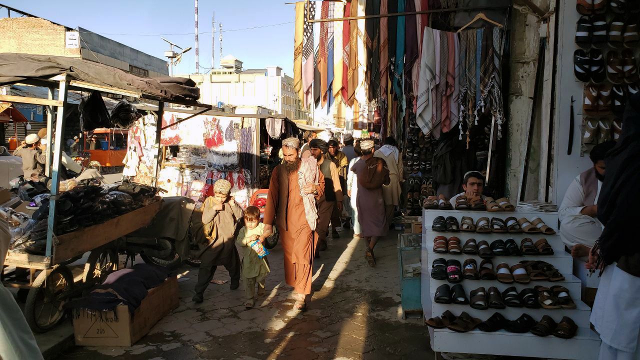 د کندهار ښار هرات بازار کې د بوټو، دسمالانو او کاليو دوکانونه 