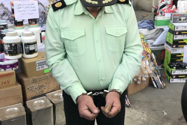 پولیس ایران فردی را که از افغانها باجگیری میکرد، بازداشت کرد