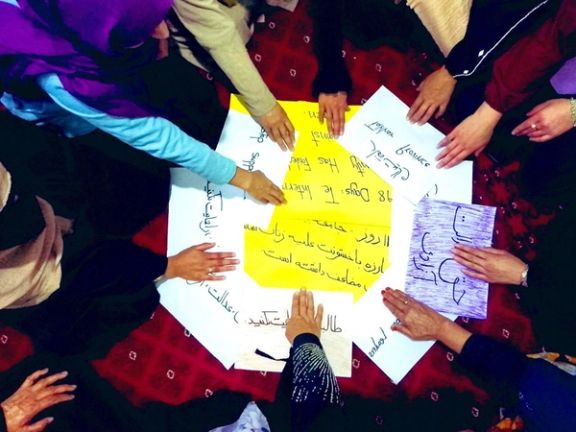 معترضې مېرمنې: د طالبانو لهخوا د ښځو د ټلیفونونو پلټل له بشري حقونو ښکاره سرغړونه ده