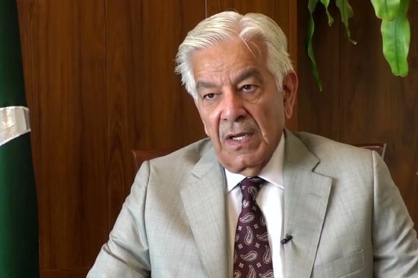 د پاکستان دفاع وزیر: له طالبانو سره د «کنټرول وړ همغږۍ» هڅه روانه ده