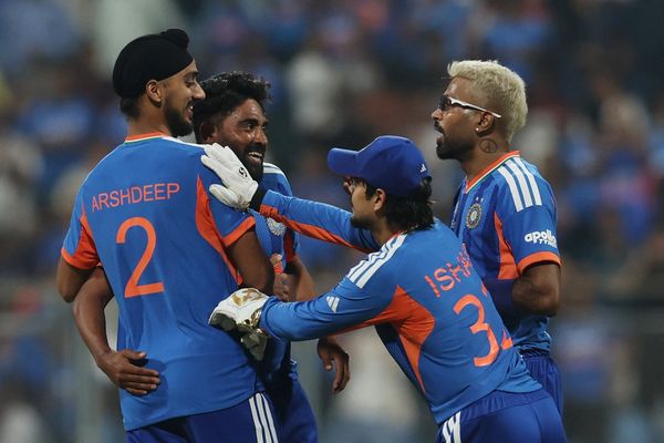 هندوستان با شکست انگلستان به دیدار نهایی جام جهانی کریکت بیستآوره ٢٠٢٦ راه یافت