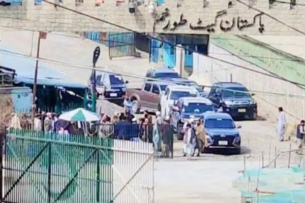 یو افغان: افغان ناروغان د پاکستان ویزې ترلاسه کولو لپاره د ۲زره ډالرو د ورکړې وس نهلري