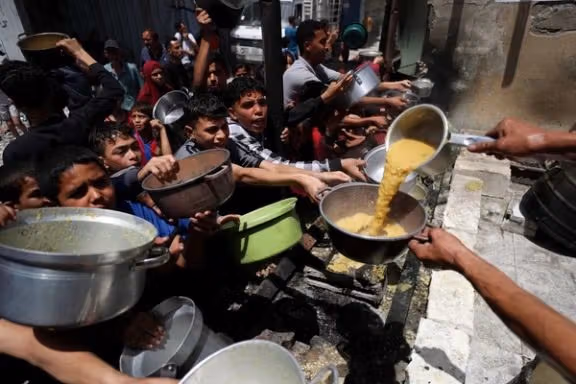 اسراییلي سرتېرو په رفح کې د مرستو د وېش مرکز کې پر خلکو ډزې کړې دي