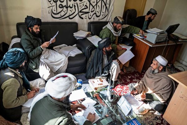 څلور کلنه تیاره؛ طالبانو قانوني چوکاټ لهمنځه وړی او ځای یې ظالمانه او خپلسري نظام نیولی