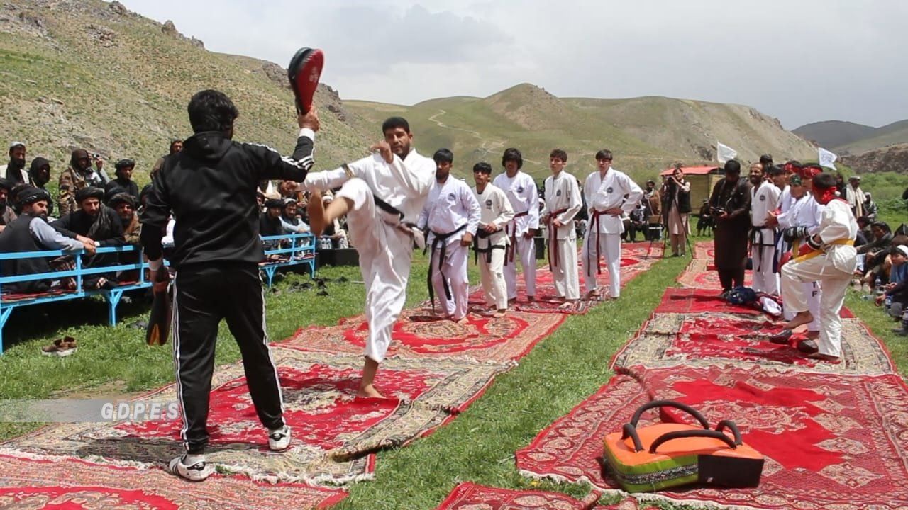 میدان وردګ کې ګډه ورزشي او دودیزه مېله؛ والي له خلکو د طالبانو د ملاتړ غوښتنه کړې