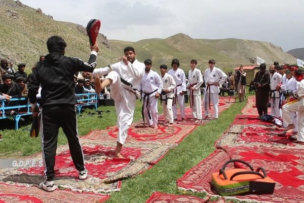 میدان وردګ کې ګډه ورزشي او دودیزه مېله؛ والي له خلکو د طالبانو د ملاتړ غوښتنه کړې