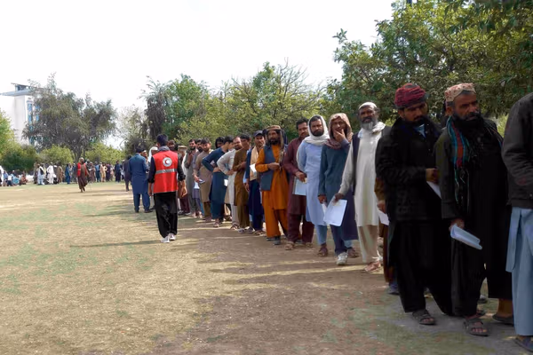 سره صلیب په ننګرهار کې له ۲زره راستنو شویو کورنیو سره نغدي مرسته کړې