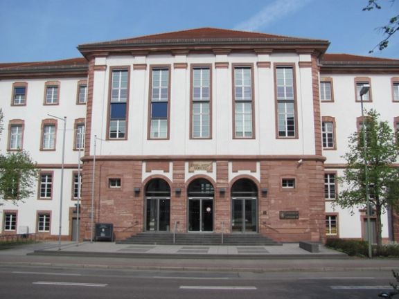 جرمني کې یو افغان په ښکاري ټوپک د خپل ورور د قتل په تور محاکمه کیږي