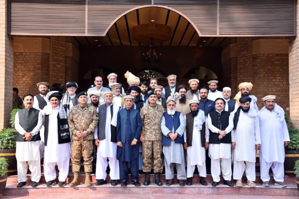 د پاکستان لوی درستیز په پېښور کې له قبایلي مشرانو سره غونډه کړې