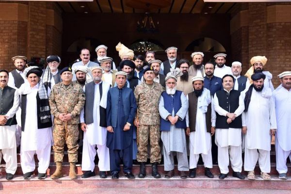 د پاکستان لوی درستیز په پېښور کې له قبایلي مشرانو سره غونډه کړې