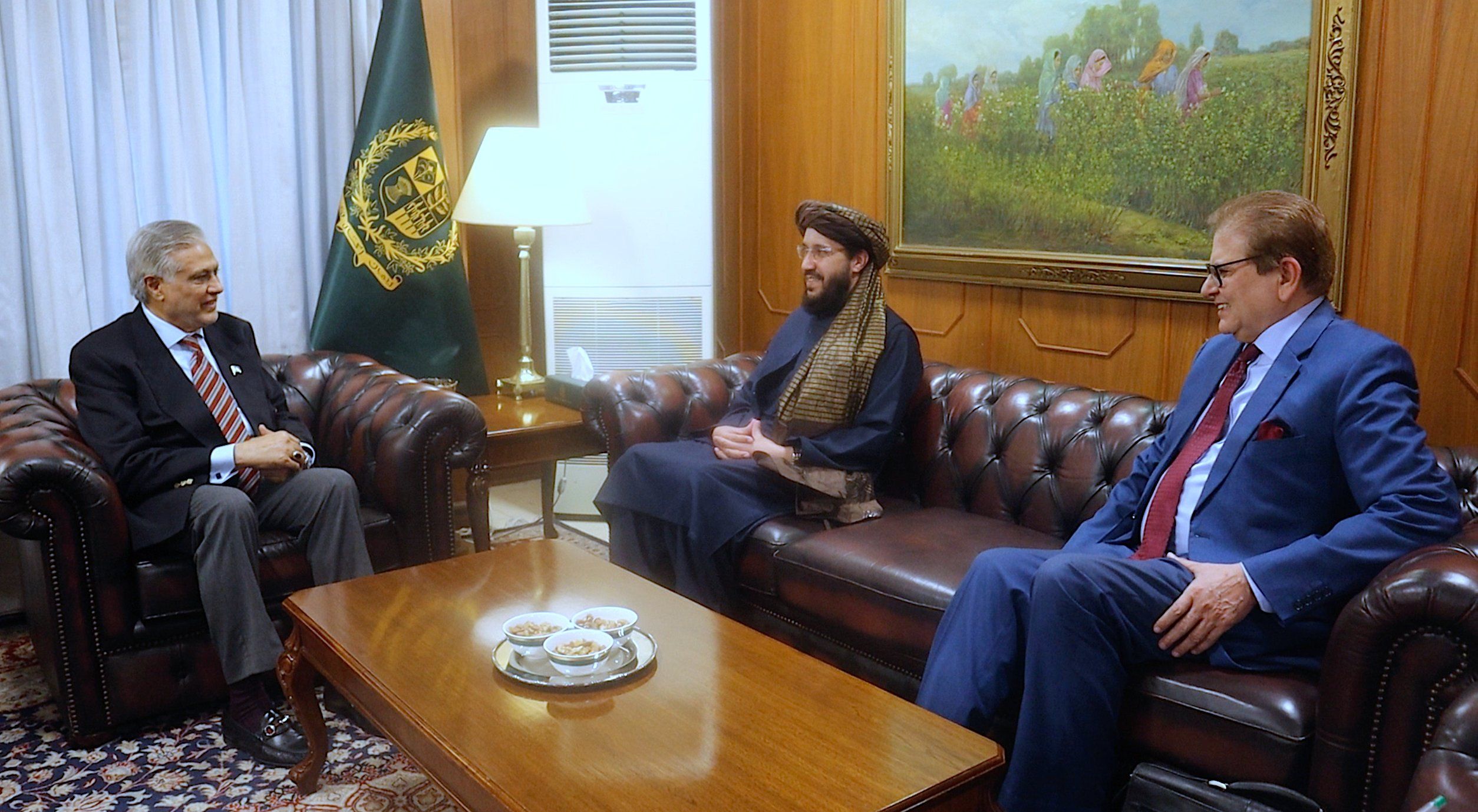  د طالبانو سفیر د پاکستان د بهرنیو چارو له وزیر سره پر دوه اړخیزو اړیکو غږېدلی