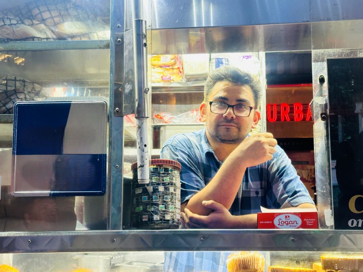 د جمهوري دولت په کورنیو چارو وزارت کې د پولیسو یو پخوانی افسر په نیویارک کې خواړه خرڅوي