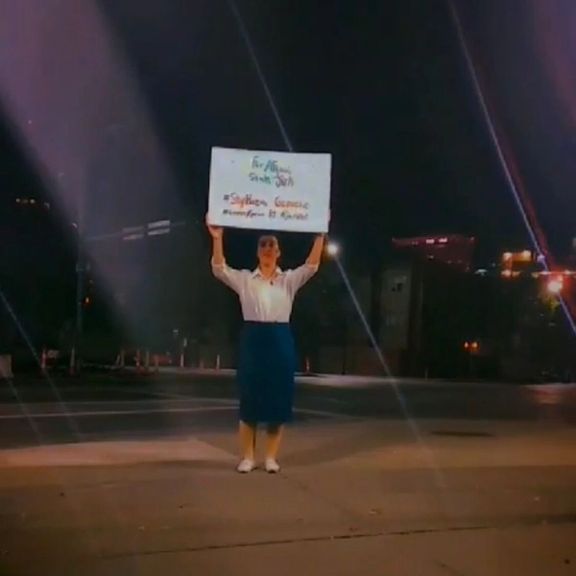 اعتراض یک نفره زنی در امریکا برای "آزادی زنان افغانستان و متوقف کردن نسلکشی هزارهها"