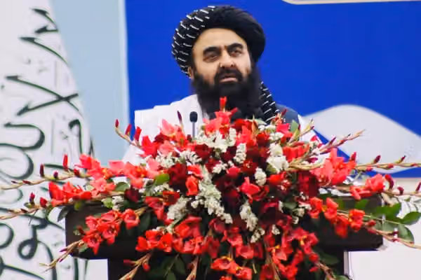 امیرخان متقي خپل مخالفان د«لوچکانو» او «مور او پلار ازاروهلو» په نامه یاد کړل