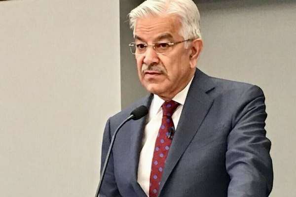 د پاکستان دفاع وزیر: افغانستان یو متخاصم هېواد دی