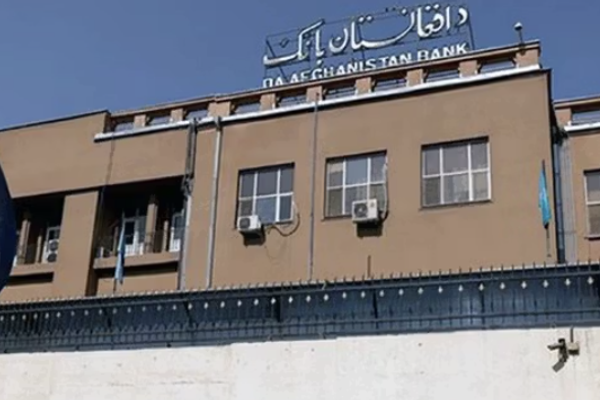 اضطراب في النظام المصرفي بمزار شريف بعد قطع الإنترنت… طالبان تستثني البنوك مؤقتاً