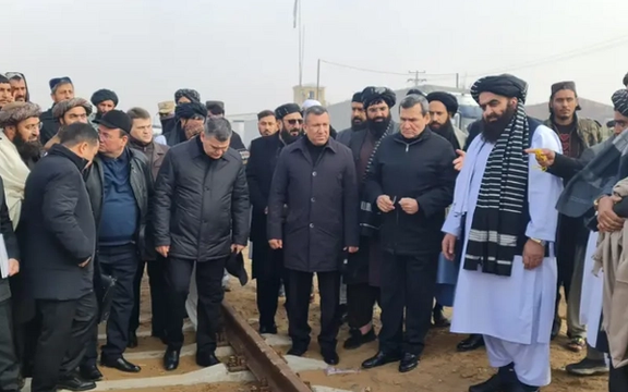 د ترکمنستان د بهرنیو چارو وزیر تورغونډۍ بندر کې له څو طالب وزیرانو سره ولیدل