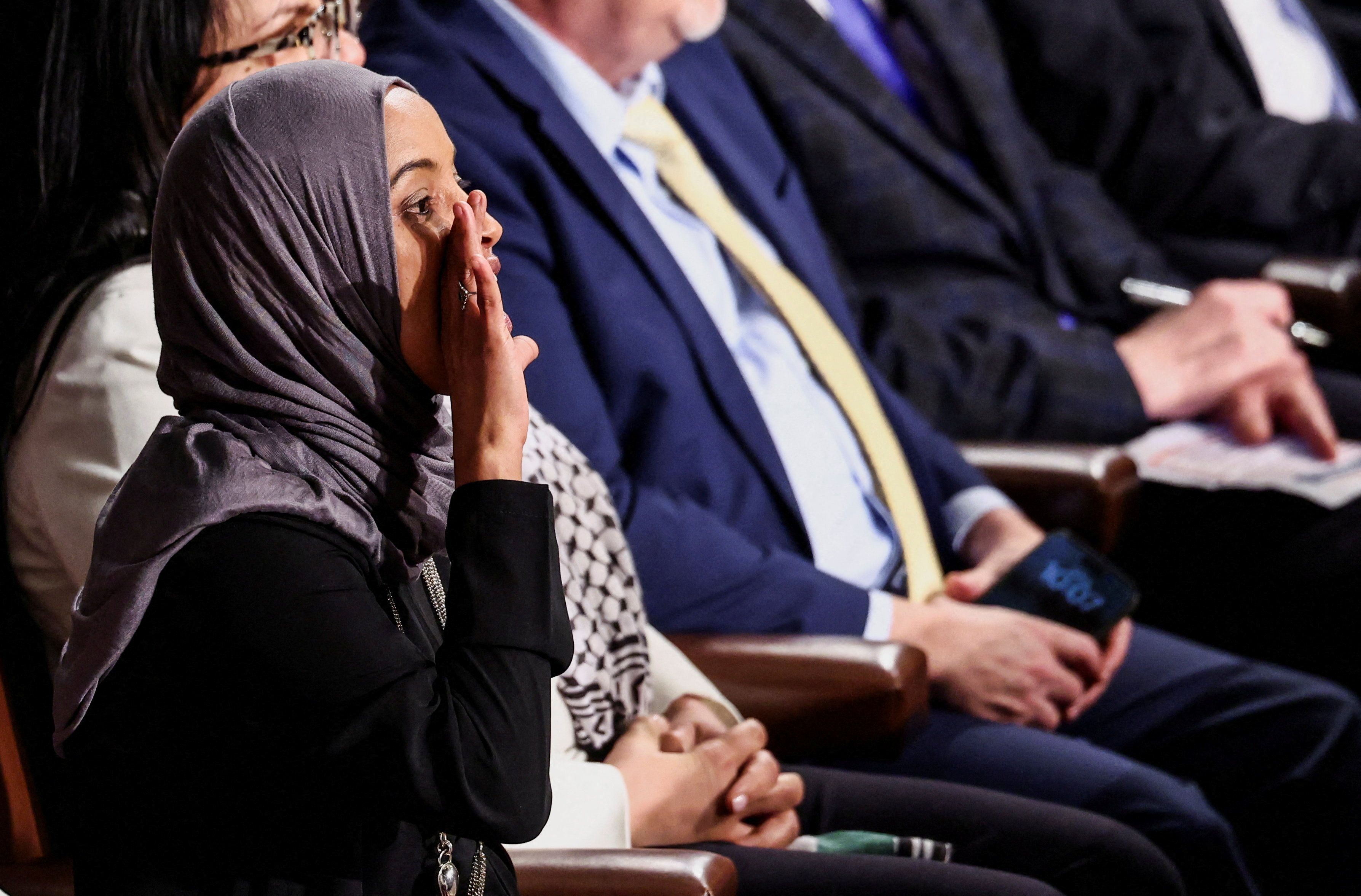  ایستاده‌ها و نشسته‌ها؛ شکاف سیاسی در یک قاب