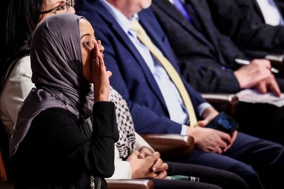 ایستادهها و نشستهها؛ شکاف سیاسی در یک قاب