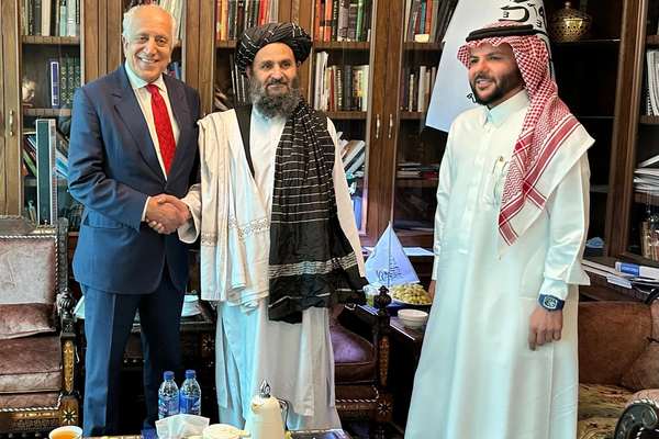 د زلمي خلیلزاد په شتون کې؛ ملا برادر د ګازو او تېلو د یوې عربي کمپنۍ له مسول سره کتلي