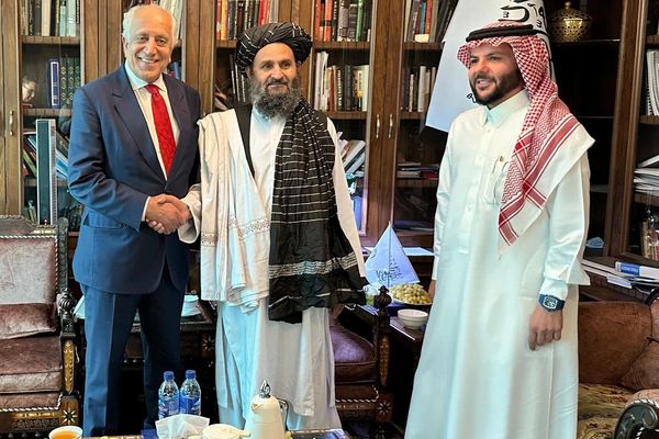 د زلمي خلیلزاد په شتون کې؛ ملا برادر د ګازو او تېلو د یوې عربي کمپنۍ له مسول سره کتلي