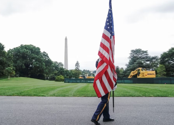 ترامب يوقّع أمراً تنفيذياً لملاحقة من يسيئون إلى العلم الأميركي