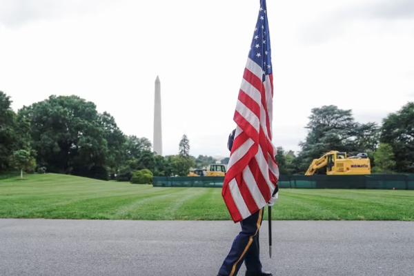 ترامب يوقّع أمراً تنفيذياً لملاحقة من يسيئون إلى العلم الأميركي