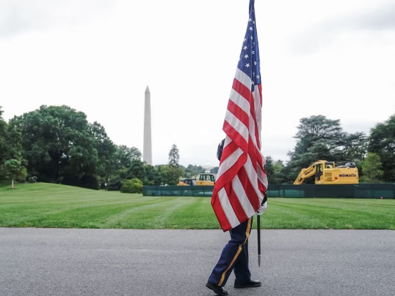 ترامب يوقّع أمراً تنفيذياً لملاحقة من يسيئون إلى العلم الأميركي