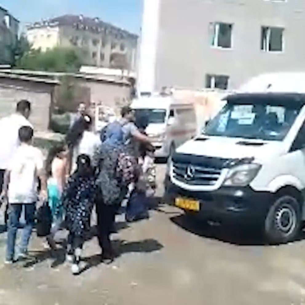 بعد مقتل مواطنة على يد أفغاني.. طاجيكستان ترحّل 250 عائلة أفغانية